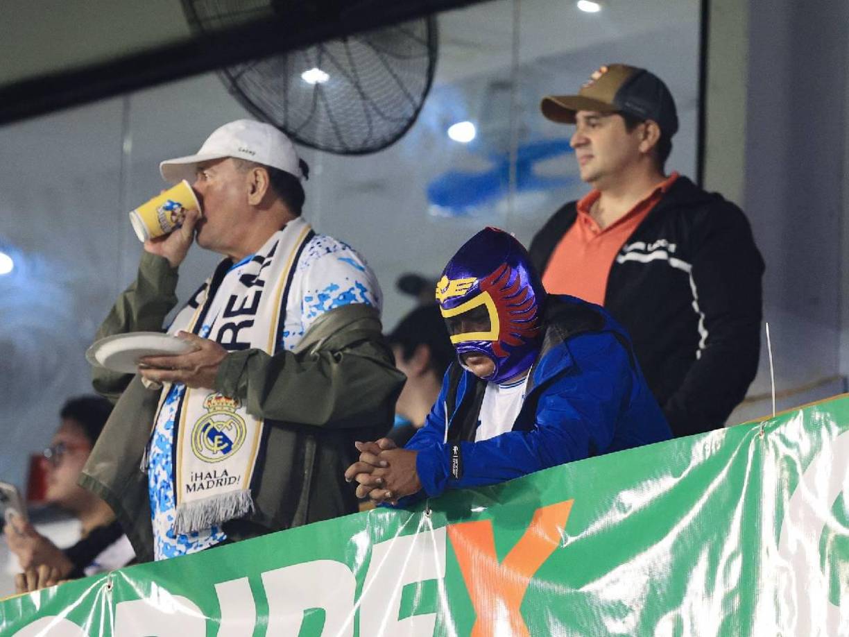 Este aficionado con máscara acaparó las miradas en la previa del Honduras vs México. 