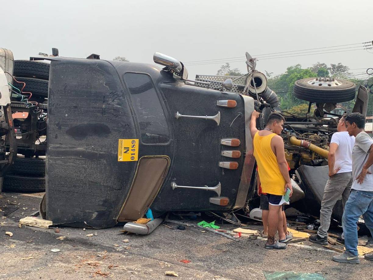 El conductor de una rastra perdió el control en la tarde de este sábado y se accidentó en Santa Cruz de Yojoa, Cortés.