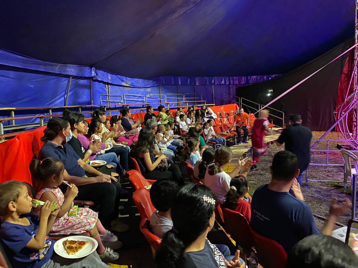 El evento se dio luego de una alianza entre el medio de comunicación y el circo Mundial que abrió sus puertas para agasajar a estos pequeños.
