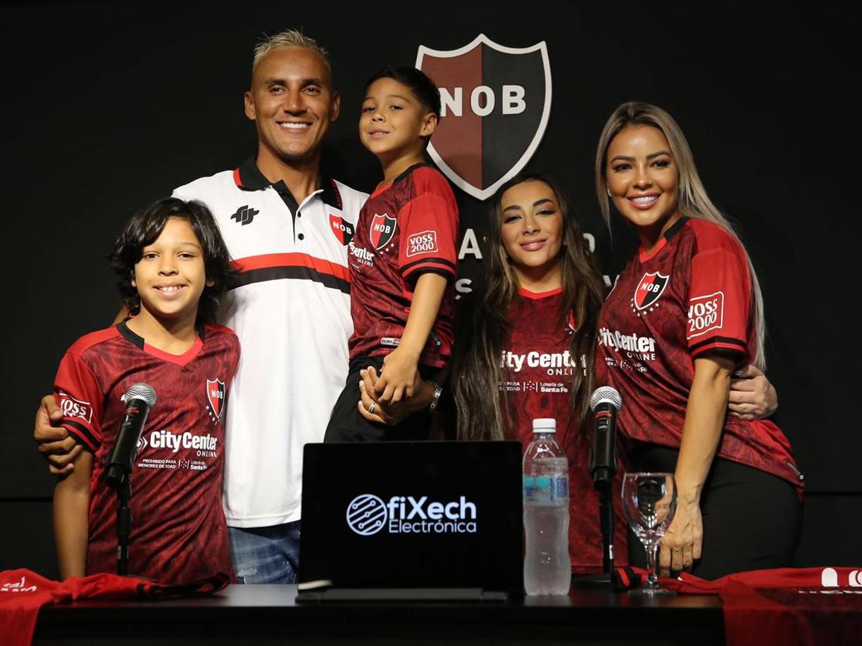 Keylor Navas estuvo acompañado en la presentación con Newell’s por su bella esposa Andrea Salas y sus hijos.