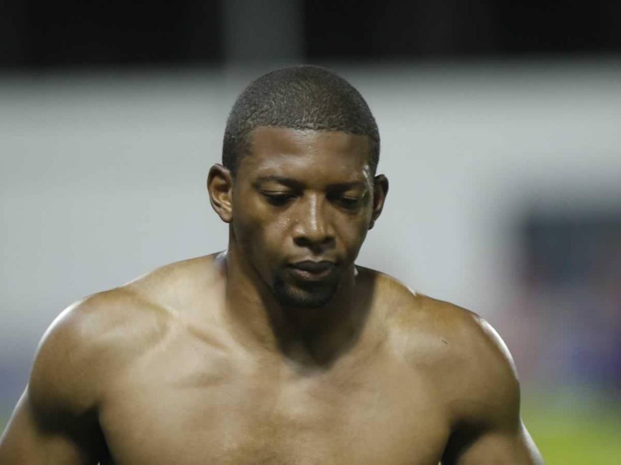 Con esta cara se marchó Luis ‘Buba‘ López del campo del Morazán tras ser expulsado. Real España ya no tenía cambios por hacer.