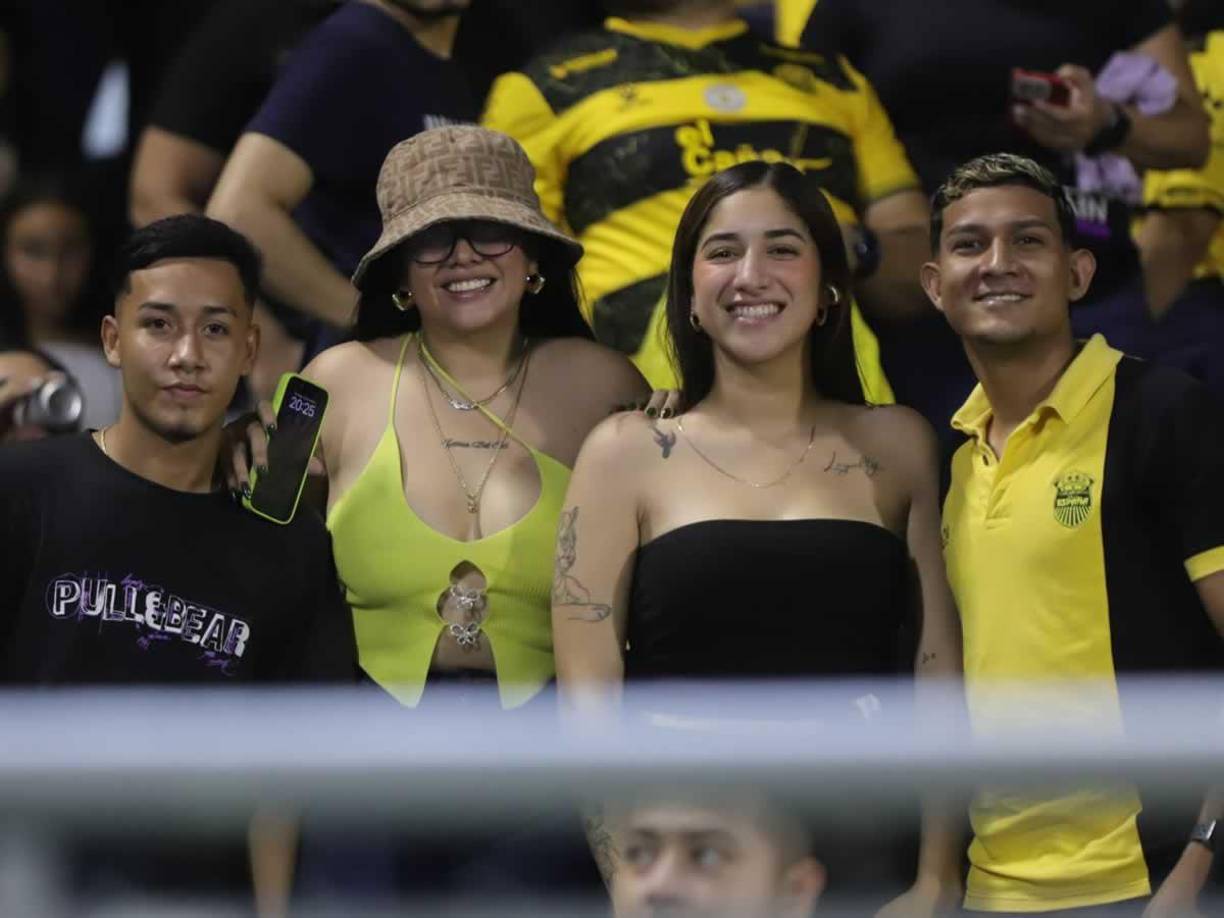 Aficionados del Real España disfrutaron del partido contra Olancho FC en el estadio Morazán.