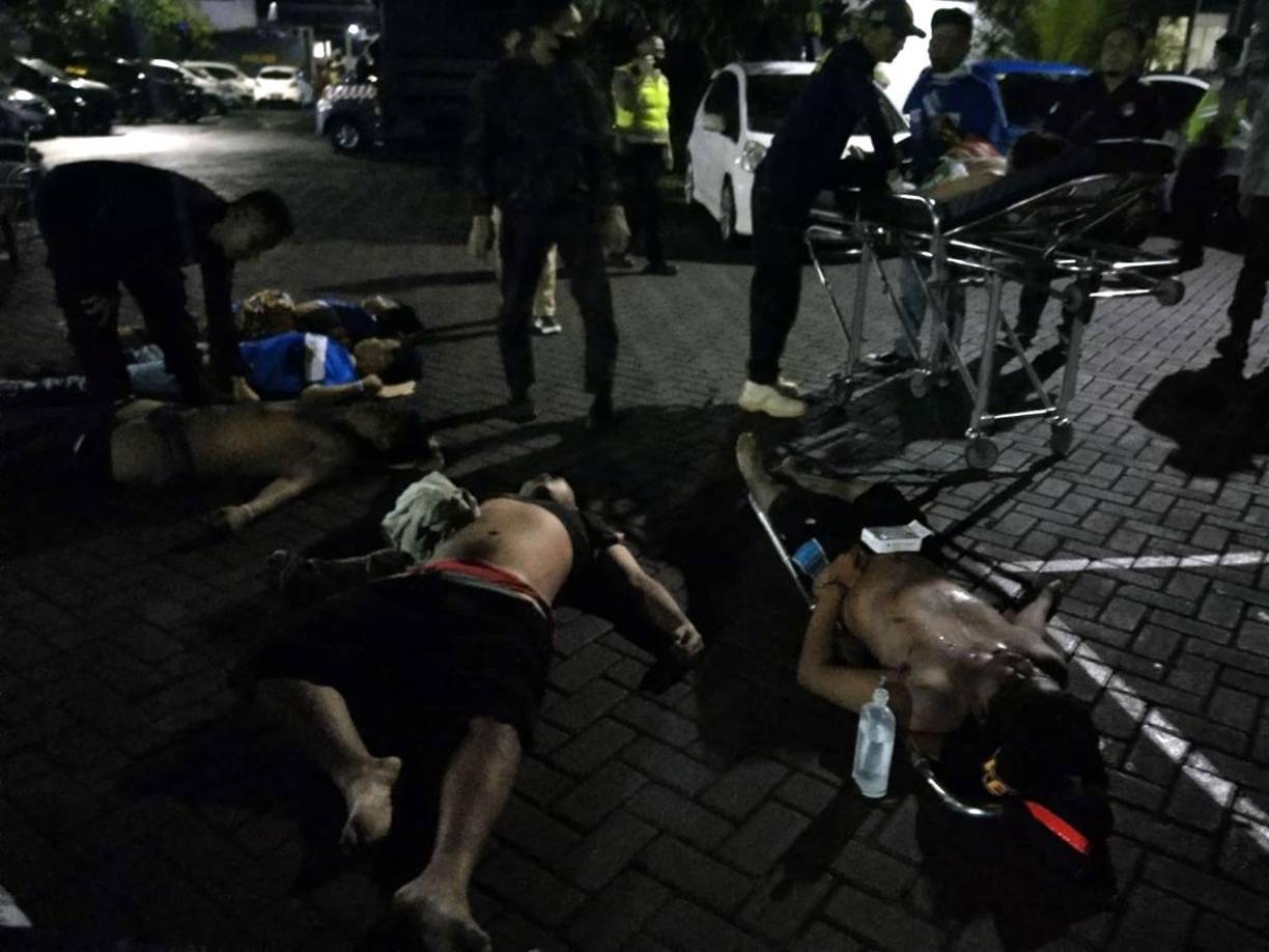 Varios aficionados que fueron afectados por el gas lacrimógeno que lanzó la Policía.