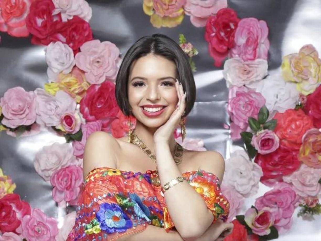 Ángela Aguilar es una famosa cantante de música mexicana. 