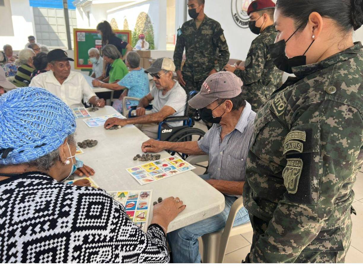 Los ancianitos pudieron disfrutar de la tradicional chalupa.