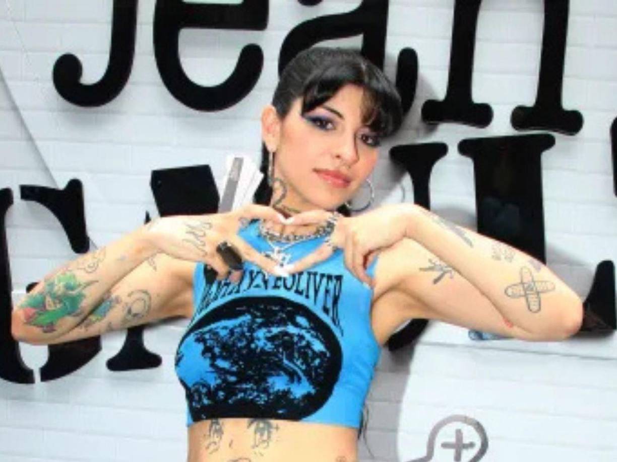 Tras esto, la reggaetonera salió a dar su versión de la historia y puso en tela de juicio el comienzo de la relación entre Ángela y Nodal, dejando abierta la posibilidad de que este le fuera infiel con la joven.