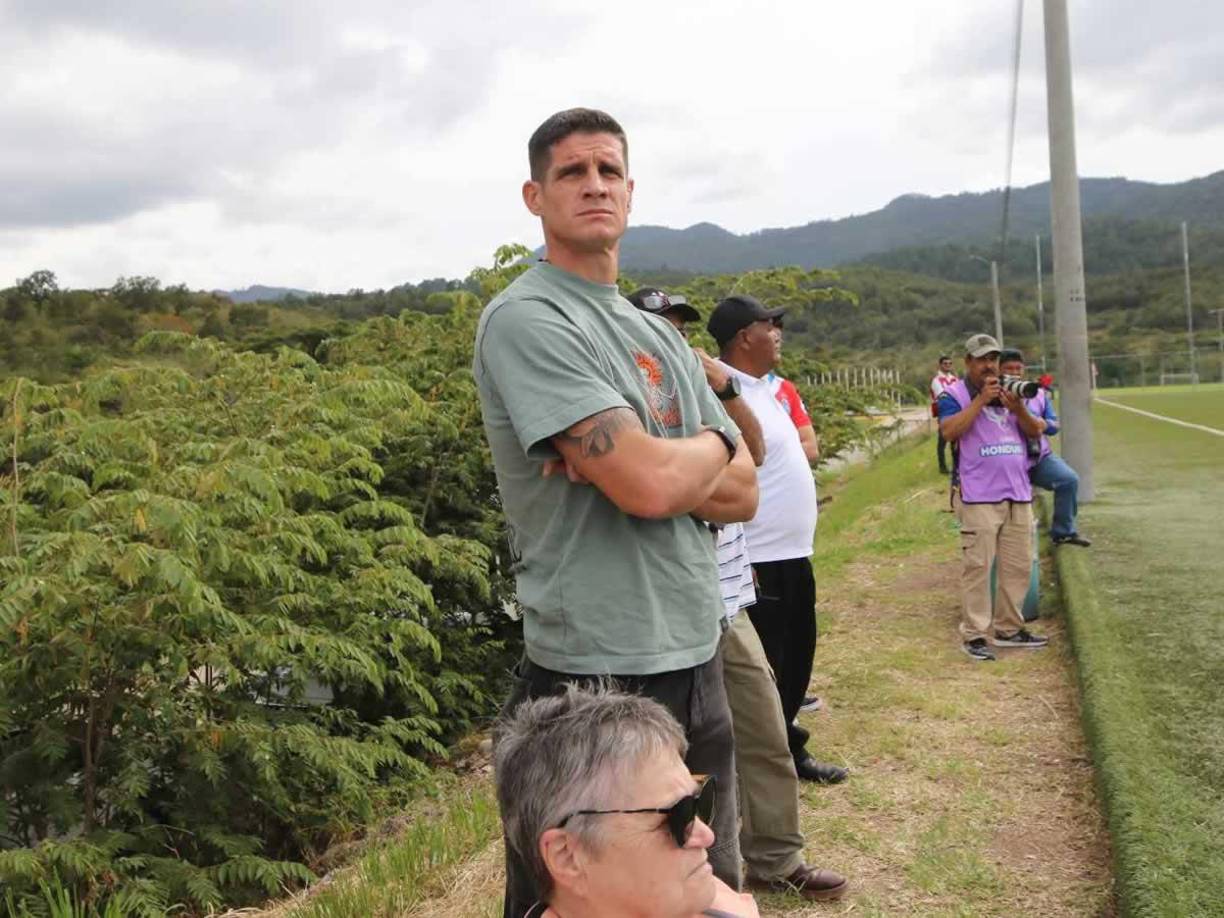 Jonathan Rougier, portero del Motagua, también estuvo en la cancha del Centro de Alto Rendimiento José Rafael Ferrari para ver el partido.