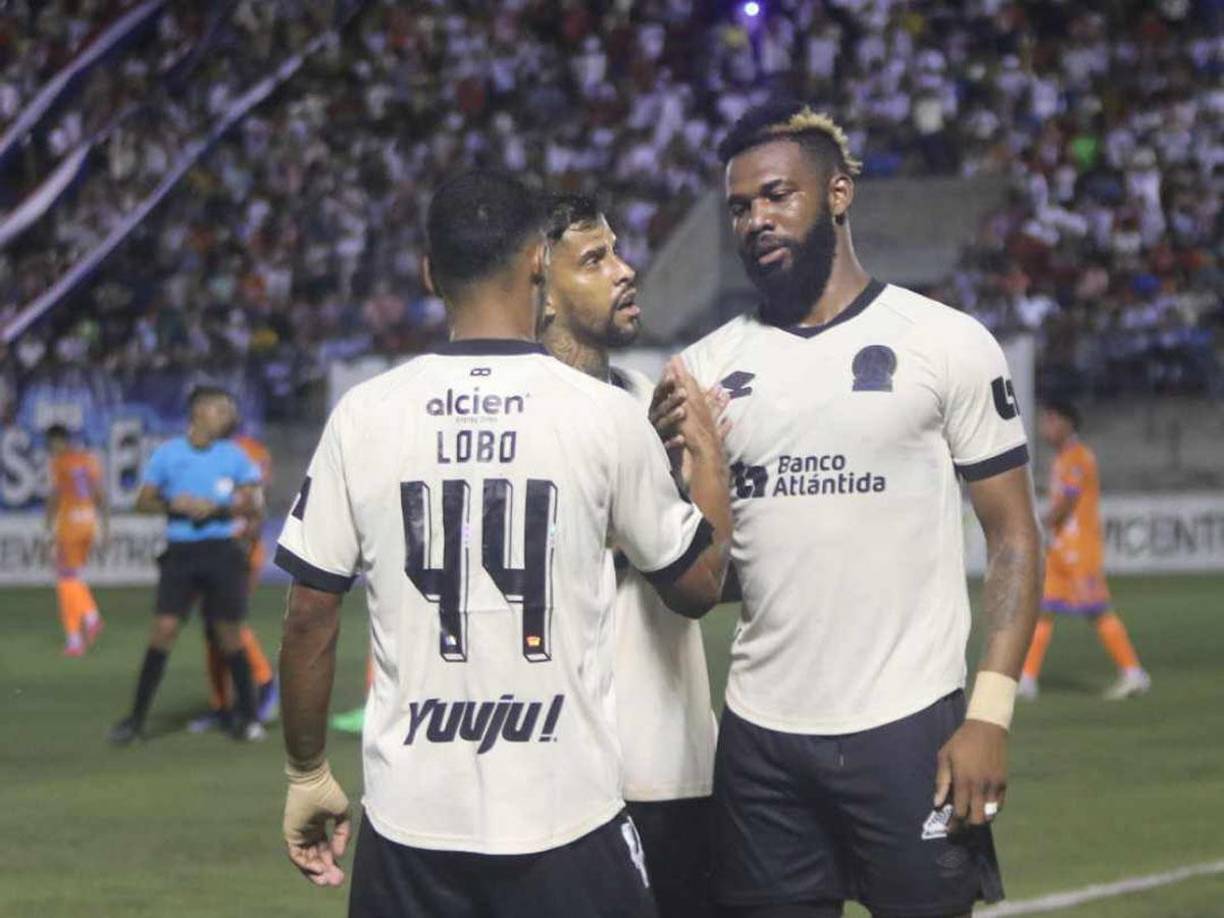 Jorge Benguche celebrando su gol con Edwin Lobo y Gabriel Araújo.