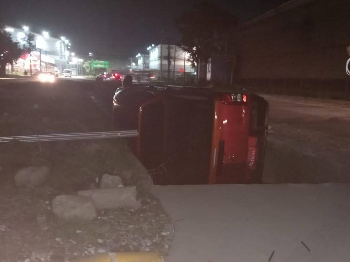 Hasta el momento, el afectado espera que una grua llegue hasta el lugar y logre sacar el vehículo.