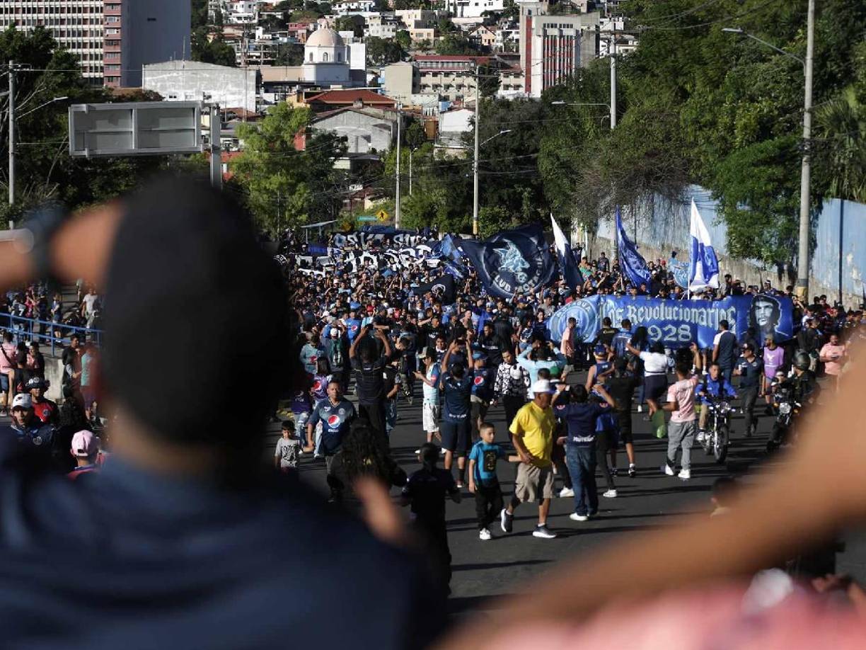 Miles de aficionados de los azules arribaron desde tempranas horas al recinto capitalino.