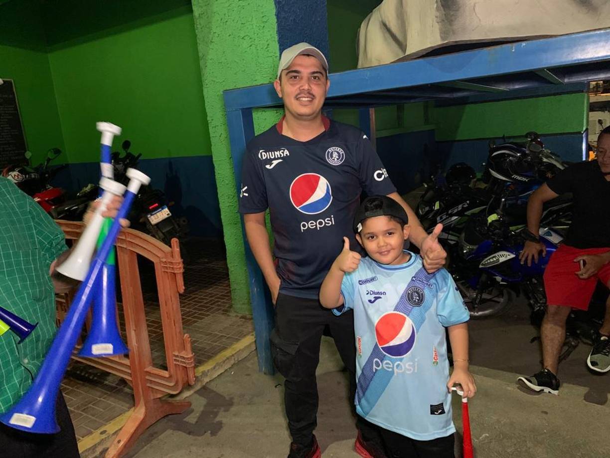 Los pequeños aficionados también llegaron al recinto de Juticalpa para presenciar el duelo. 