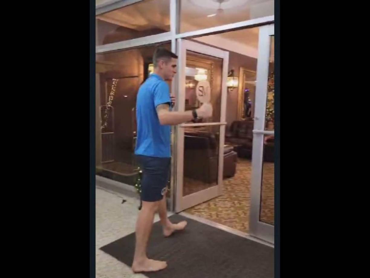 Otra sorpresa fue que Jonathan Rougier, figura del Motagua, salió descalzo a tomarse fotos con los aficionados del Motagua.