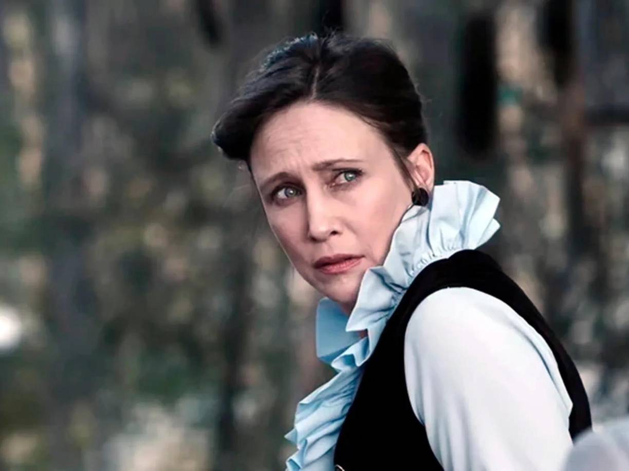 El mundo del cine de terror se despide de una era con el fin de las filmaciones de “The Conjuring 4: Last Rites”. Vera Farmiga, quien interpretó a Lorraine Warren durante 12 años, compartió un emotivo mensaje de despedida en sus redes sociales, marcando el final de una etapa significativa en su carrera y en la franquicia.