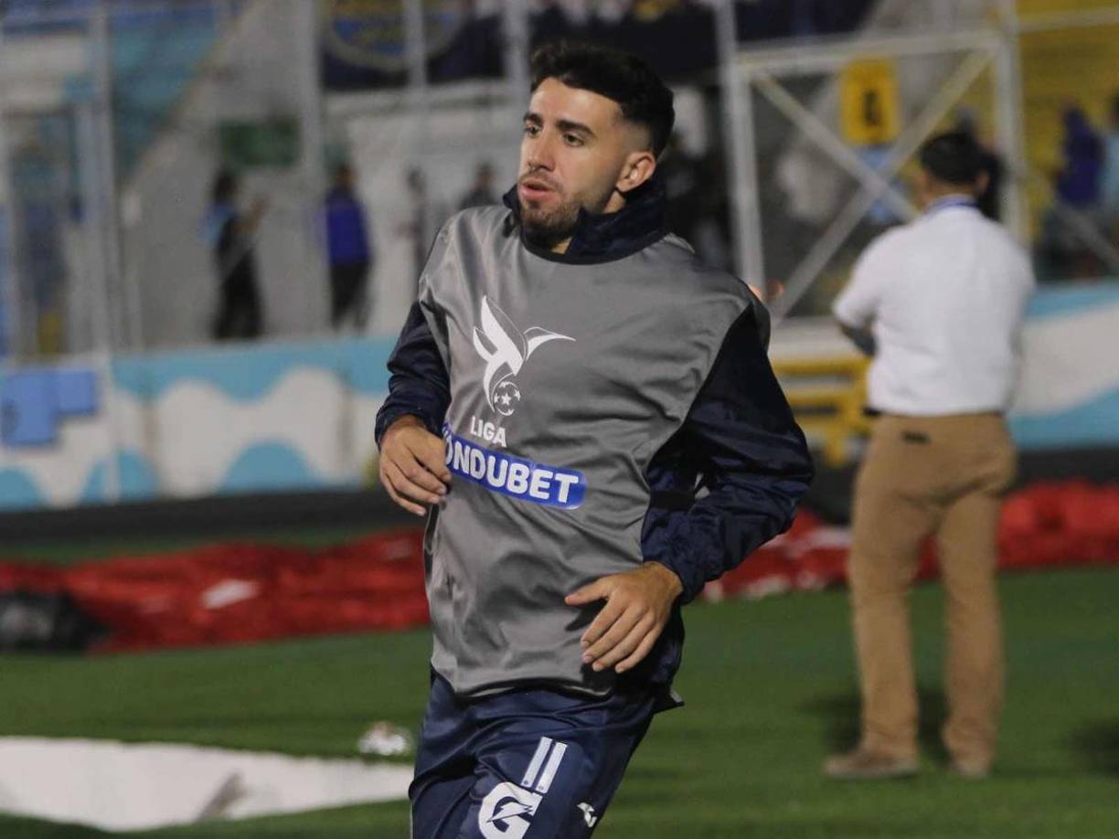 El delantero argentino vivió con emoción sus últimos minutos como futbolista del Motagua.