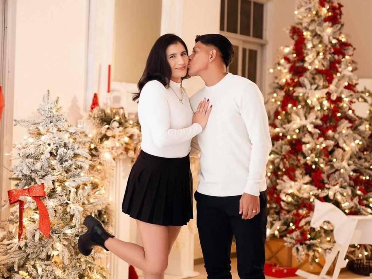 Bryan Moya, delantero del Real España, junto a su esposa. 