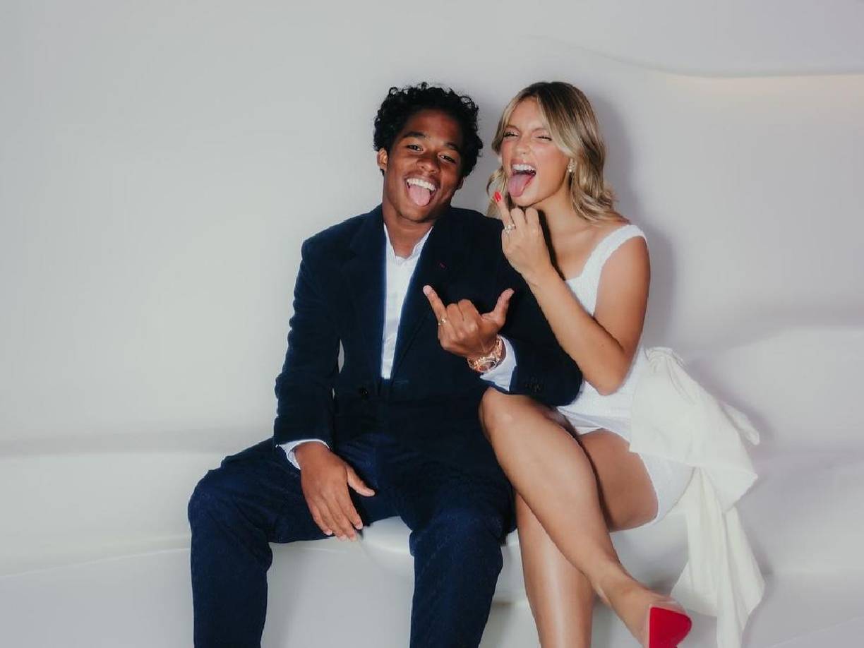 El jugador lanzado por el Palmeiras y considerado como una de las mayores promesas del fútbol brasileño había anunciado en octubre del año pasado, antes de presentarse al Real Madrid en julio de este año, su compromiso formal con la joven que era su novia desde hacía varios meses.