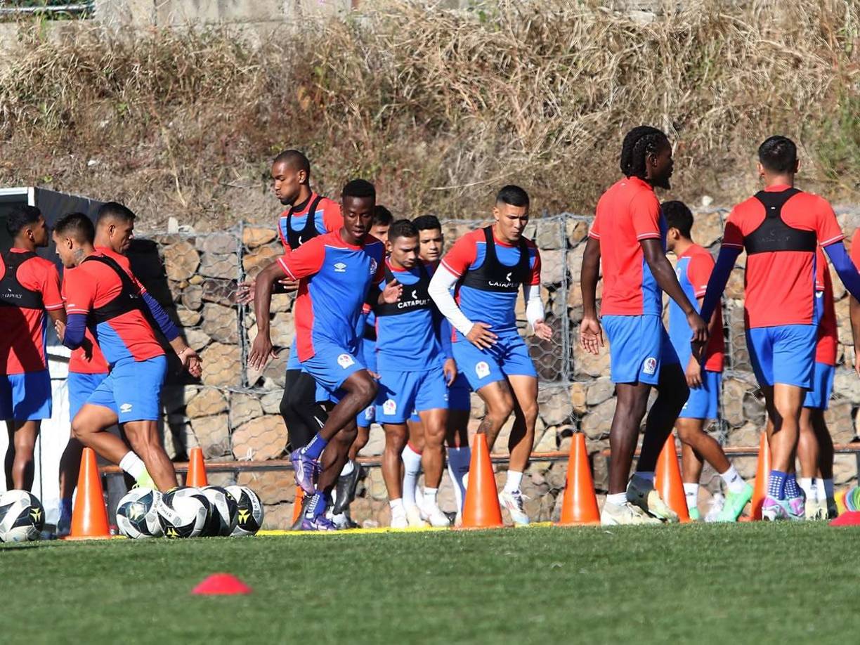 Kevin López, Kevin Guity y Carlos Sánchez en primera plana del entrenamiento capturado por el lente de Diario La Prensa.