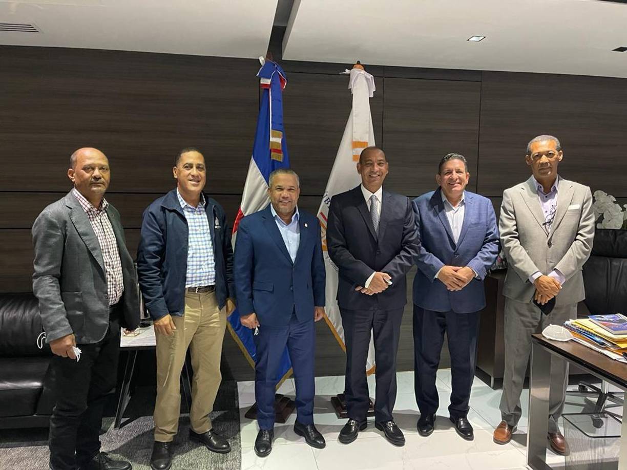 El artista subrayó que su prioridad es la música y que no la ha soltado en los tres años que lleva en la política “si el pueblo no apoyara mi reelección me dedico entonces a la música las 24 horas los siete días de la semana”. Por ahora, se dedica de jueves a domingos a los escenarios, martes y miércoles al Senado de República Dominacana.