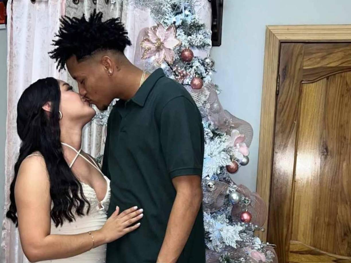 Kenny Bodden, defensor del Marathón, junto a su pareja sentimental.