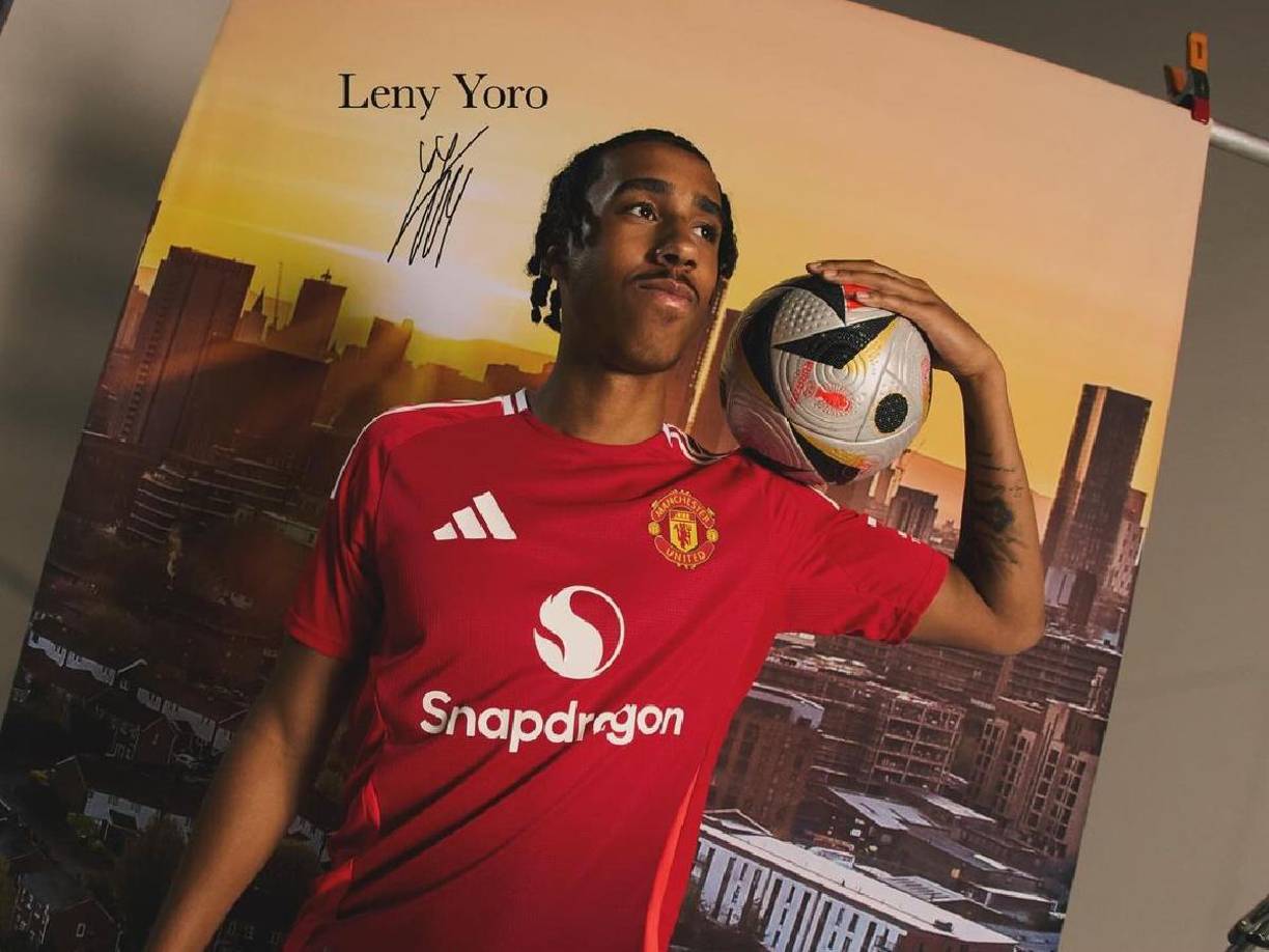 OFICIAL / ‘Robo’ al Real Madrid. El joven defensa central francés Leny Yoro, hasta ahora en el Lille, se comprometió con el Manchester United por cinco años, con un año suplementario como opción, anunciaron este jueves los dos clubes.