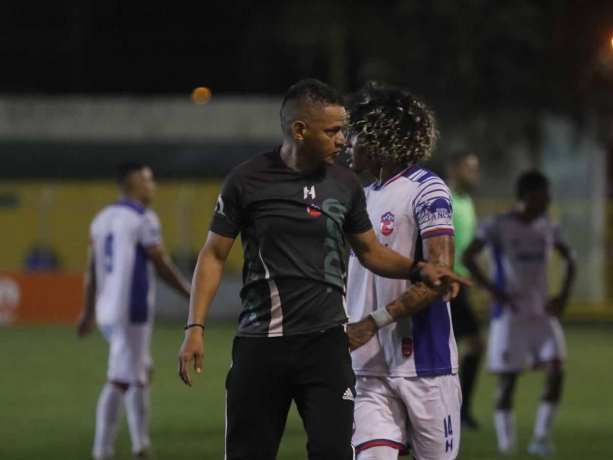 El preparador físico del equipo de El Negrito, Yoro, no quería abandonar la cancha del estadio Humberto Micheletti.