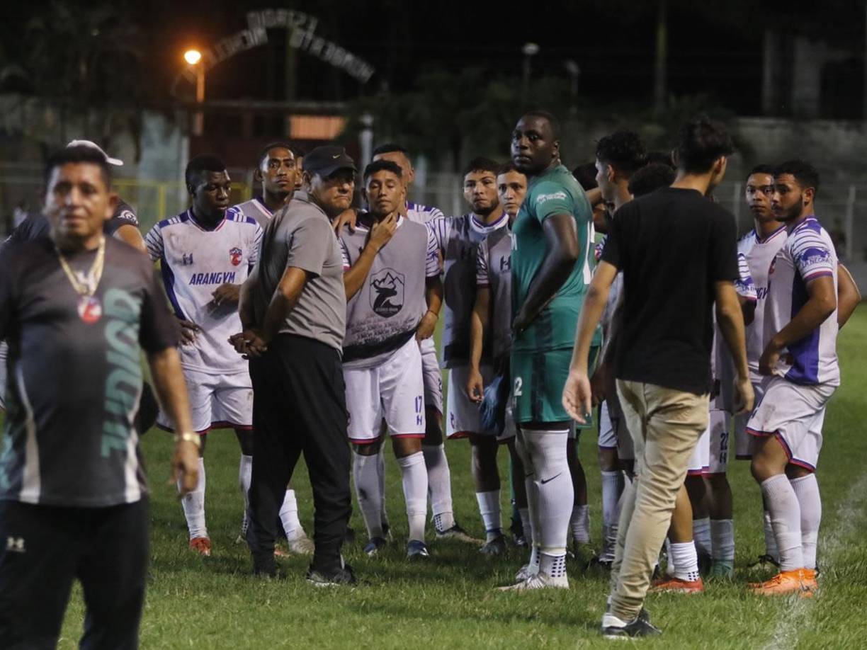 Los jugadores del Atlético Júnior reaccionaron indignados y molestos por el trato de la Policía Nacional a su preparador físico.