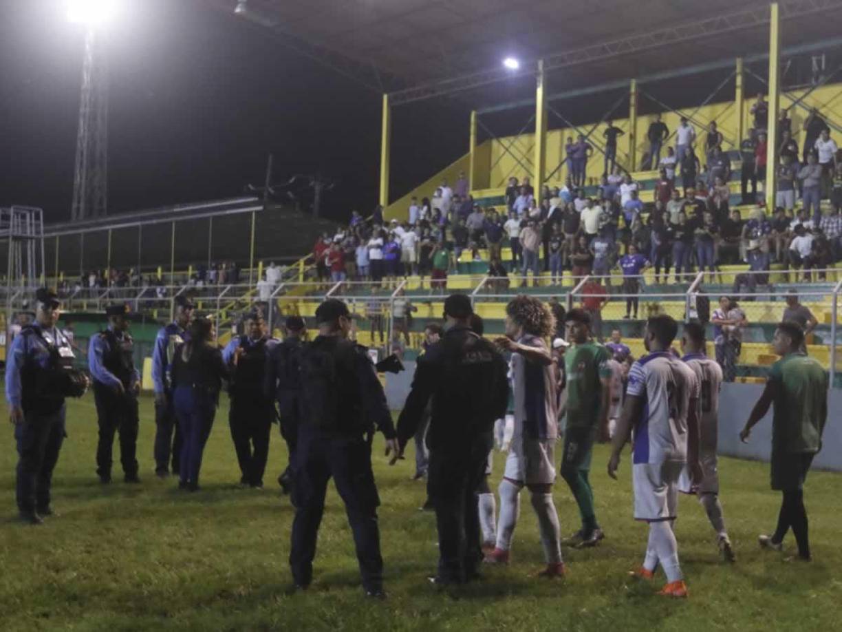 Los jugadores del Atlético Júnior le reclamaron a los elementos policiales por su accionar contra Gerson López.