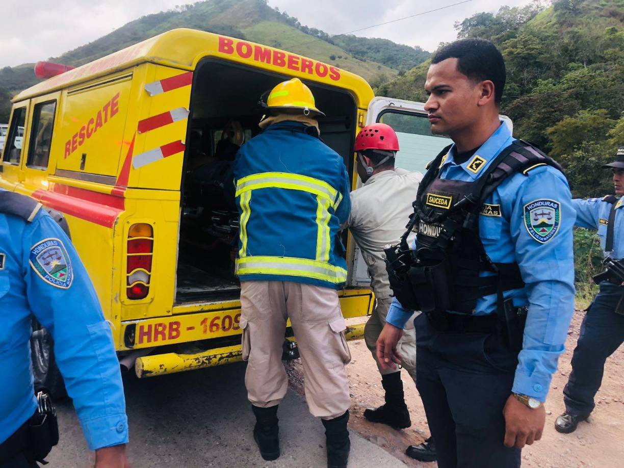 El chofer y el ayudante del bus rapidito se encuentran vivos de milagro y siendo atendidos tras ser auxiliados por la Policía Nacional, Cuerpo de Bomberos y Cruz Roja Hondureña.