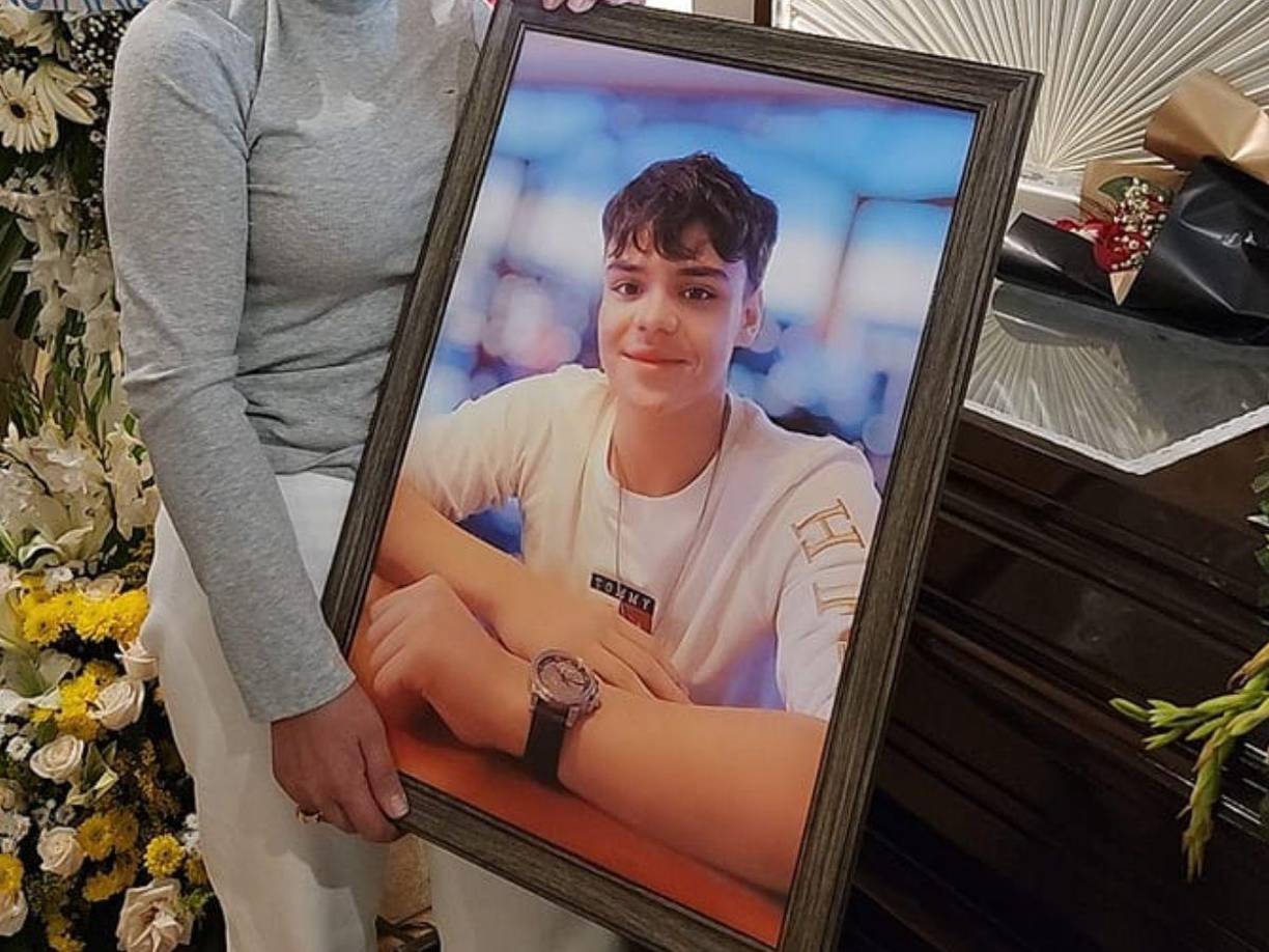 Con música y muchas flores le están dando el último adiós al joven Joel Santos (14), hijo de la política Marlene Alvarenga.