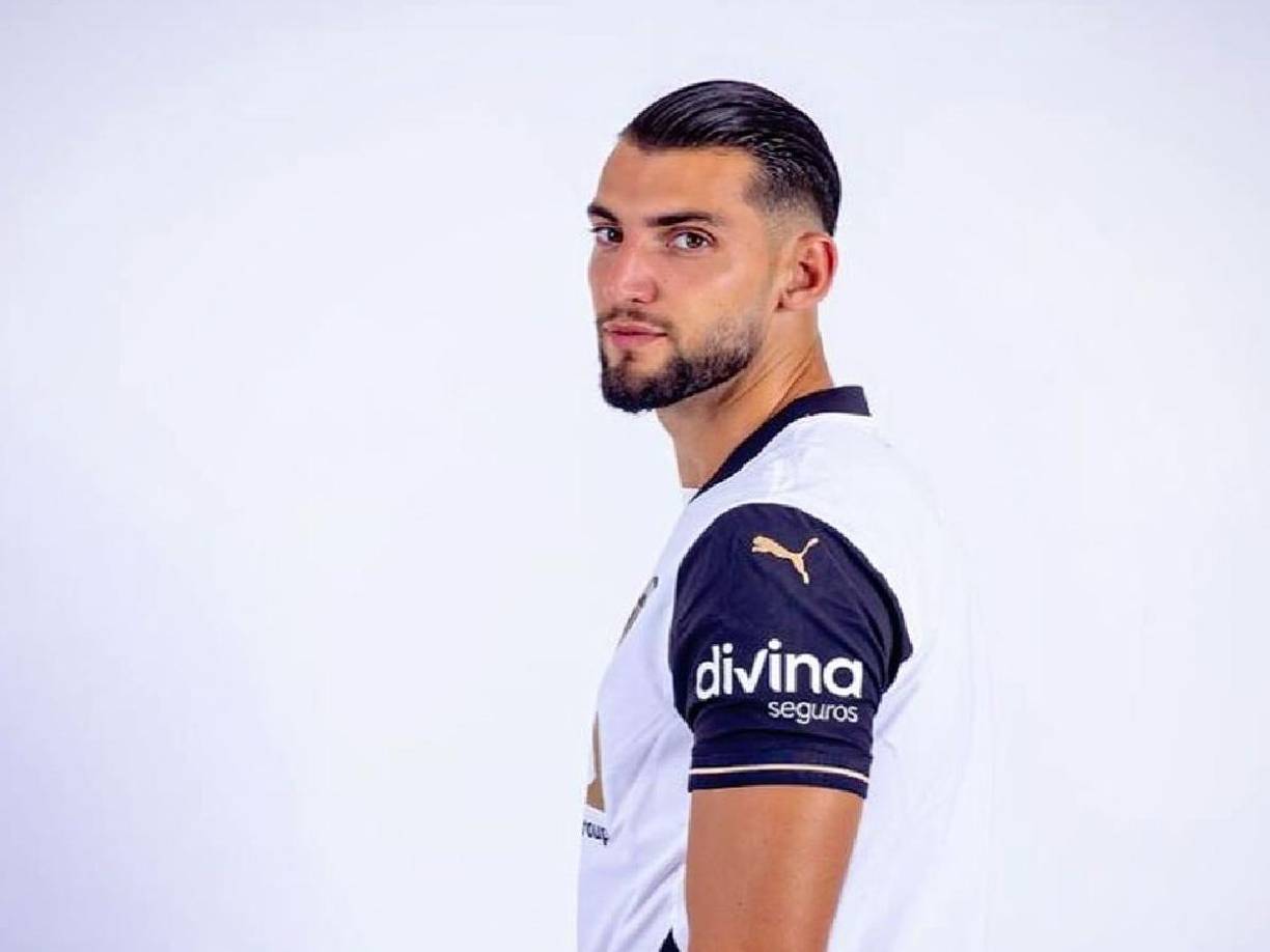 Se trata del jugador del Valencia Rafa Mir, que se encuentra detenido por un presunto delito de agresión sexual desde este lunes a última hora de la tarde. El club se pronunció sobre su caso.