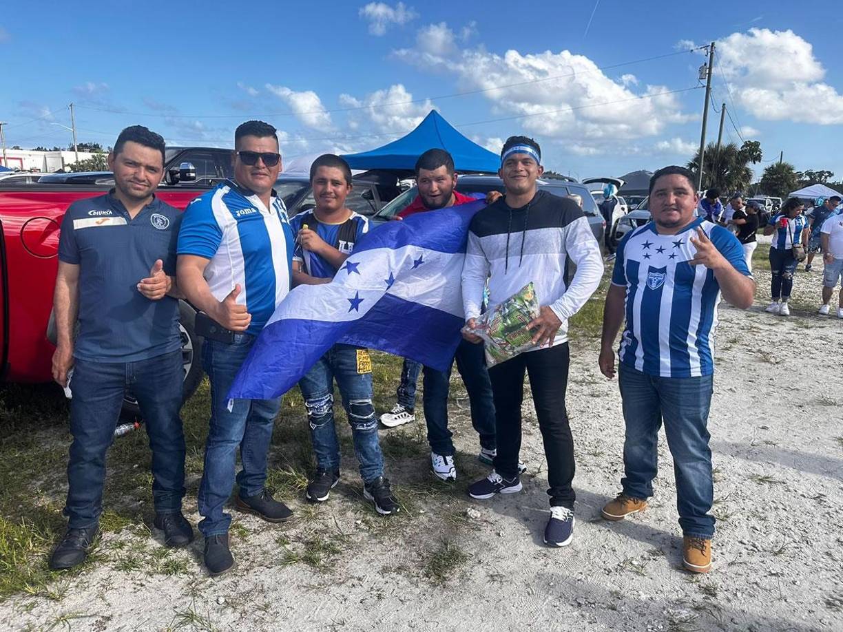Bellezas, bailes y fiesta catracha: el ambiente en el Honduras-Guatemala en Miami