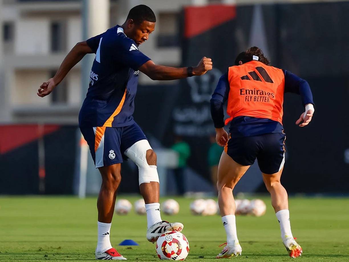 David Alaba entrena con un vendaje especial en su rodilla izquierda, la zona en la que sufrió su lesión.
