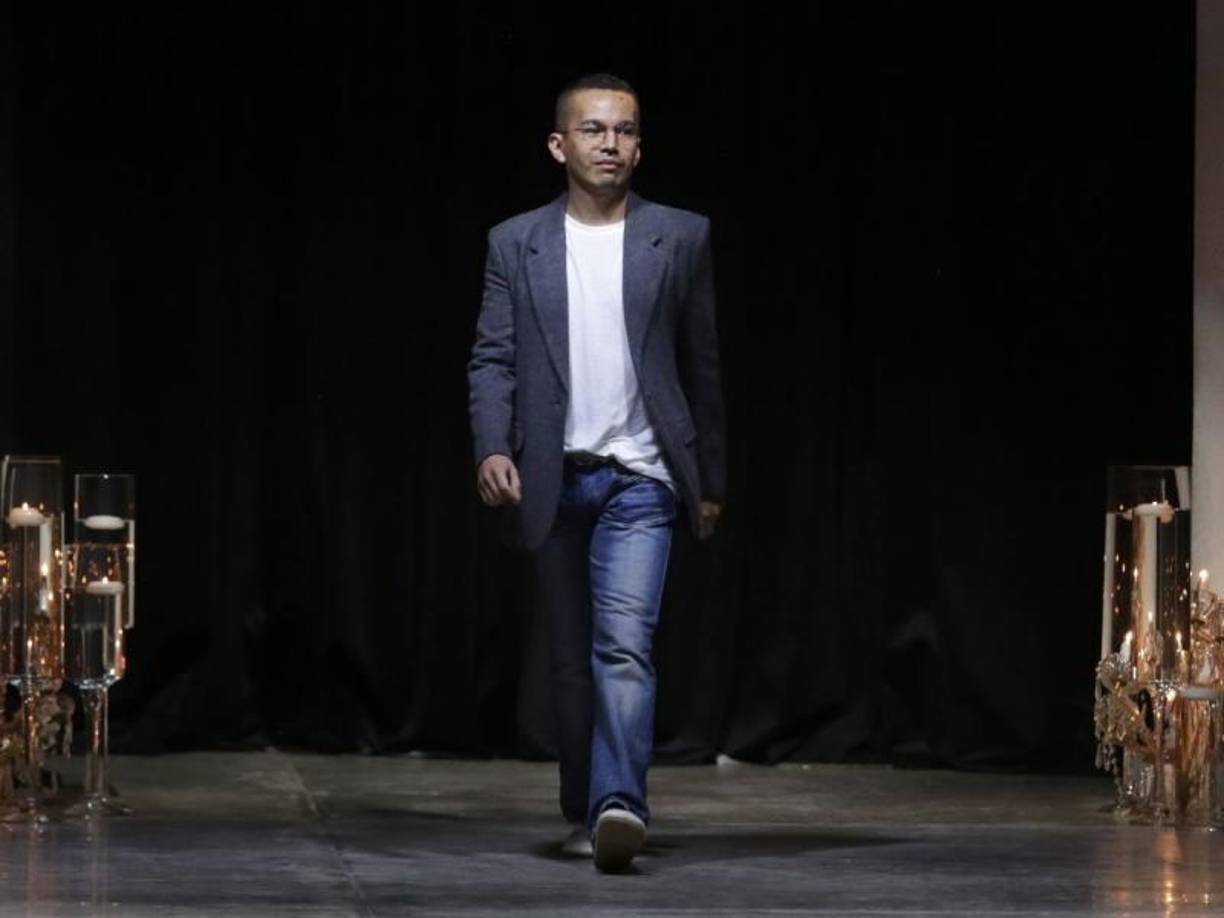 Este estilo, caracterizado por el uso crudo y sin adornos de los materiales de construcción, encuentra su equivalente en la moda a través de la visión de Rubio.