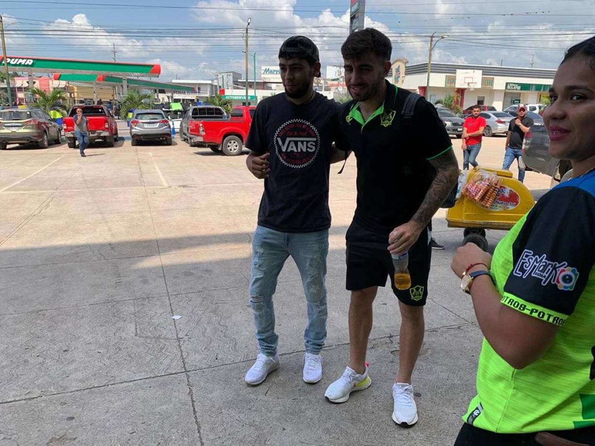 El goleador de los Potros también posó para fotos con los hinchas antes del partido.