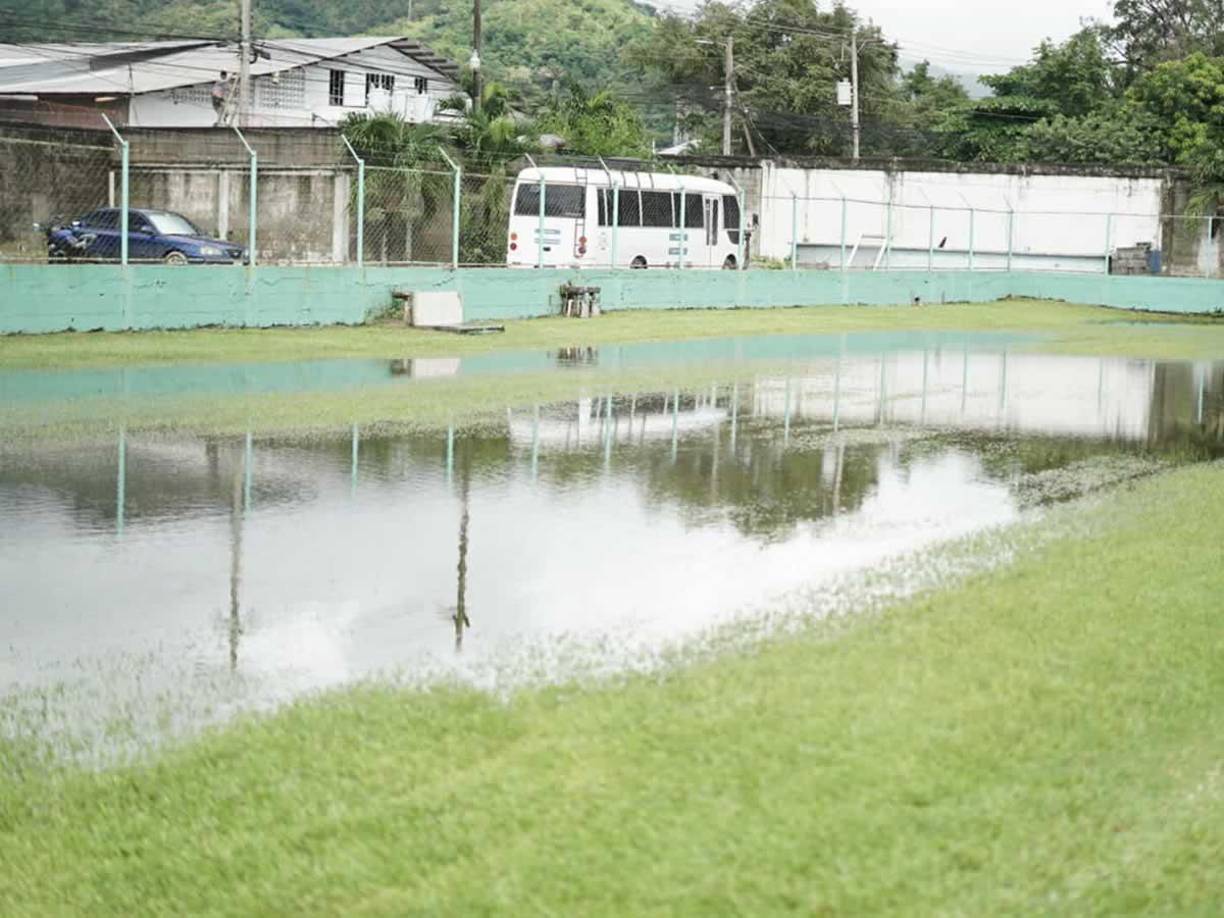 Imposible jugar al fútbol en una cancha inundada como la del estadio Rubén Deras.