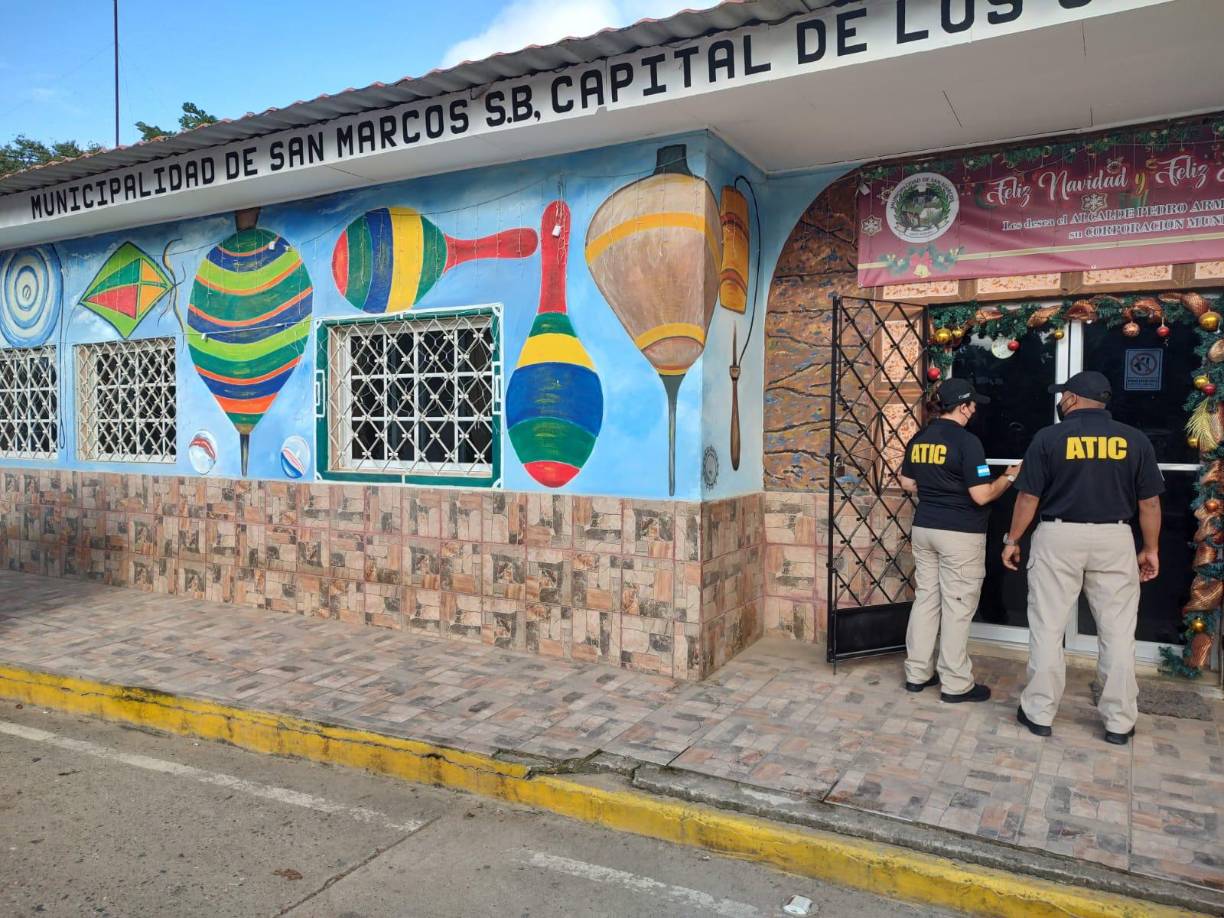 El alcalde es acusado por el asesinato de María del Carmen Castellanos Fernández, Kevin Ariel Ruiz Ramírez, Guadalupe Milla Claros y Oscar Humberto Ramírez Altamirano, cuyos crímenes ocurrieron entre enero y junio de 2019, y asociación para delinquir, añadió.