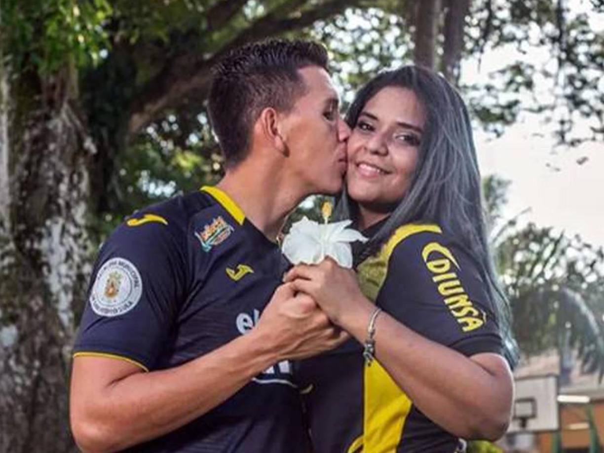 Abigail Arteaga, esposa de Michael Perelló, reaccionó molesta contra Orlando Ponce Morazán luego de que el periodista cuestionó el nivel que ha presentado el arquero en el Apertura 2023. 