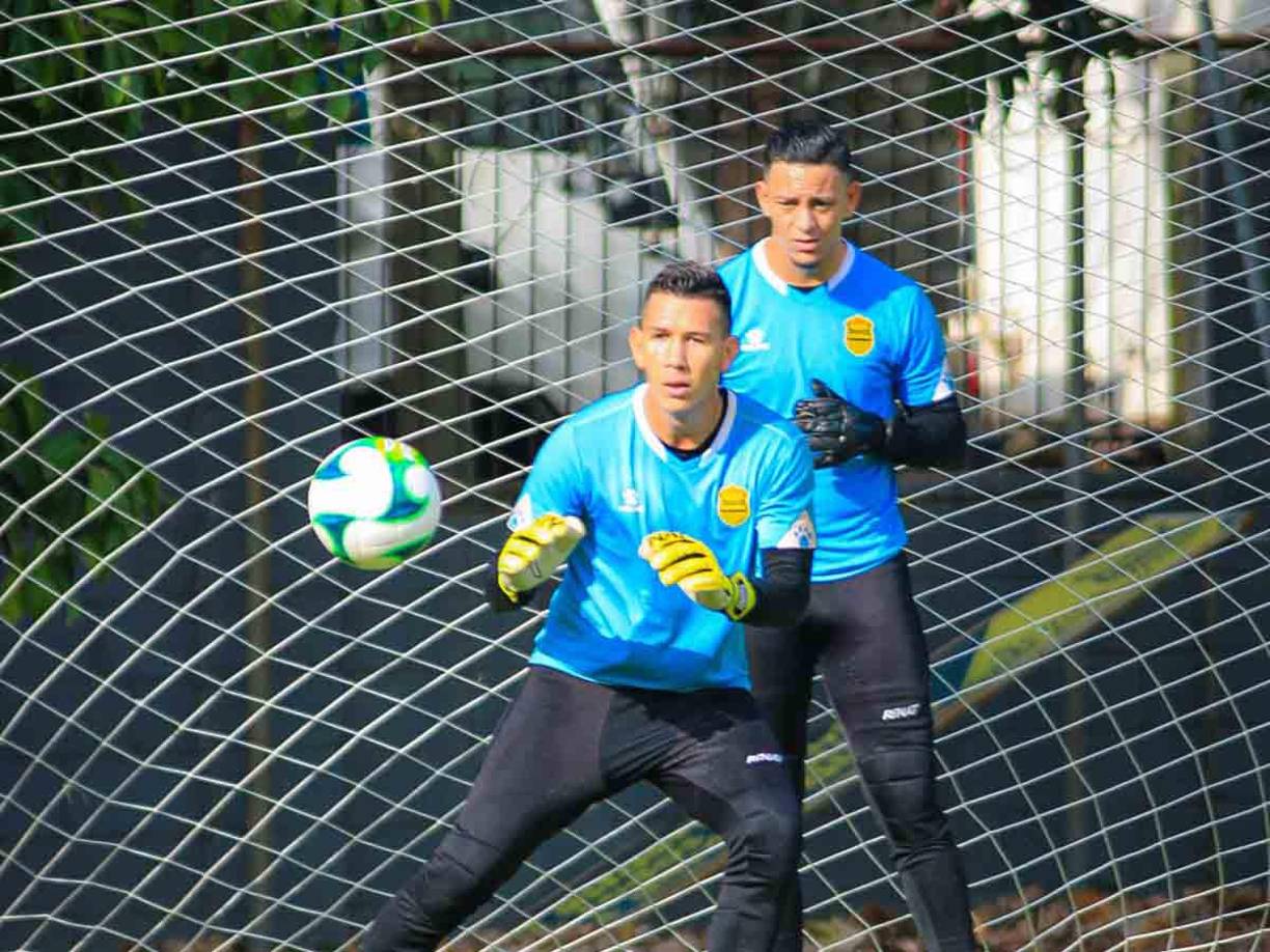 Abigail comenzó con las palabras para Orlando Ponce: “Michael es humilde aguanta y trabaja en silencio, por favor pare su campaña de desprestigio, usted y todas pomponeras”, le remarcó la chica al periodista deportivo.