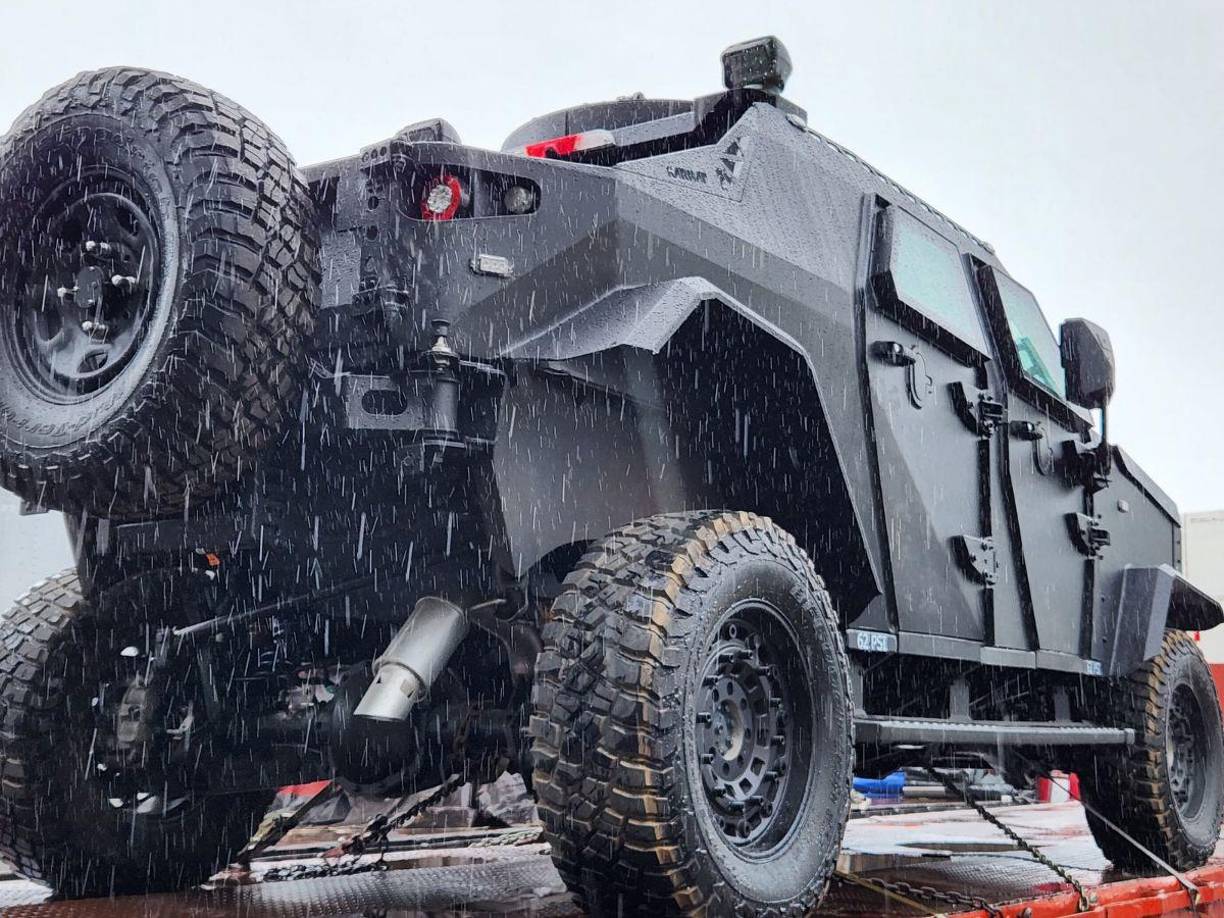 Con el objetivo de fortalecer las capacidades operativas de la Policía Nacional, este día ingresaron al país cinco vehículos blindados tácticos modelo KARNAF, a través del punto de control fronterizo de Corinto, Omoa, Cortés, zona norte de Honduras.