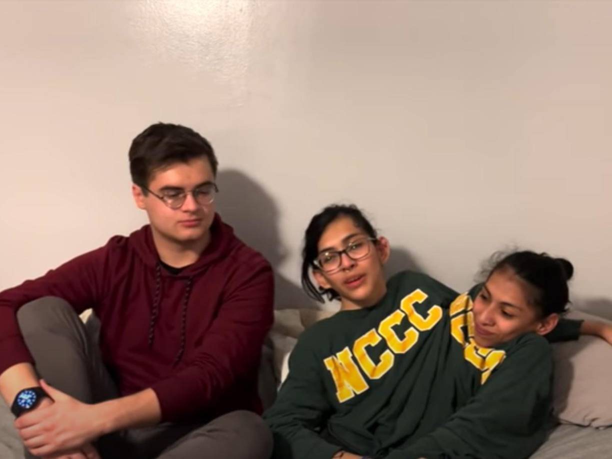 Carmen y Lupita residen en Connecticut, Estados Unidos, junto a su familia. Carmen se encuentra cursando estudios universitarios para convertirse en enfermera veterinaria, mientras que Lupita planea trabajar como técnica en la misma área. 