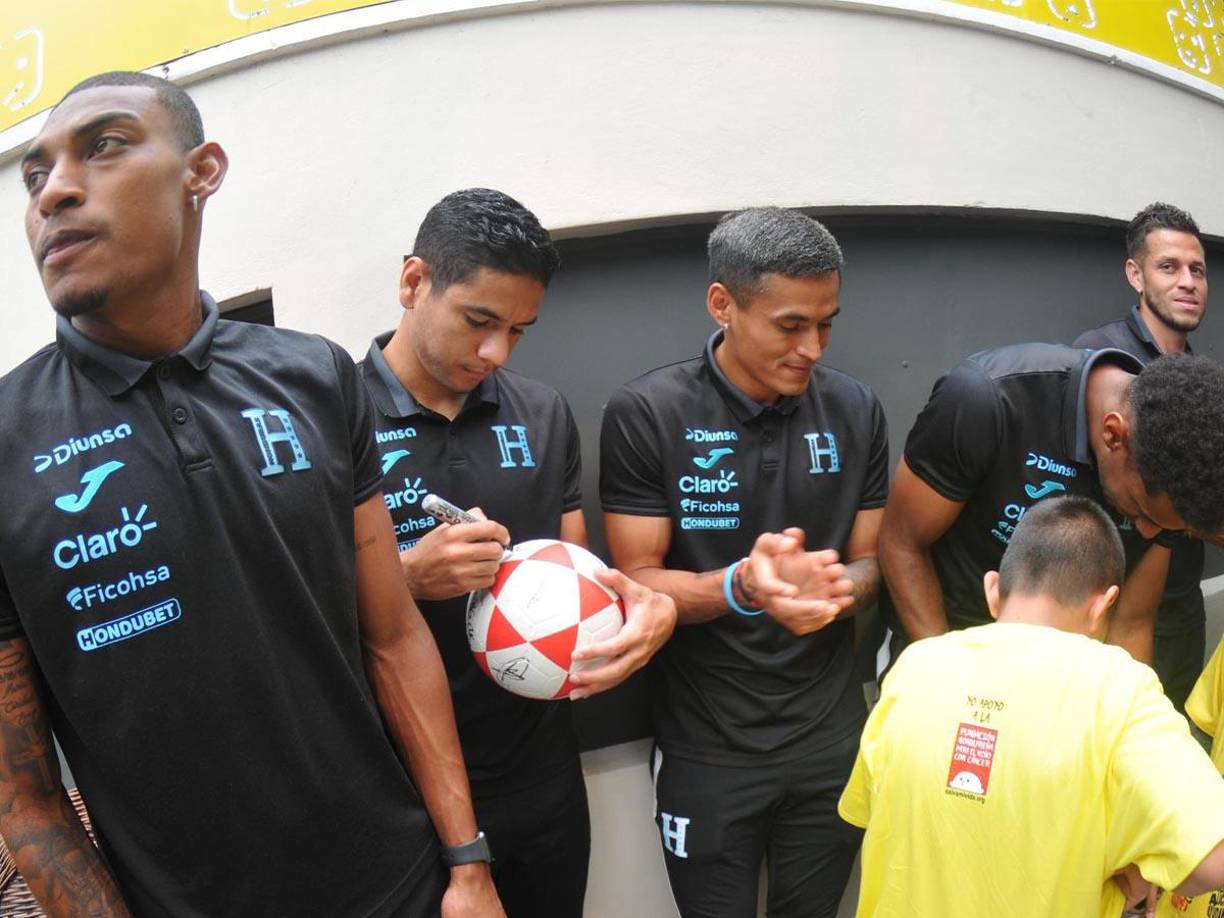 Los jugadores de Honduras firmaron autógrafos con los pequeños que lucían emocionados por la visita.
