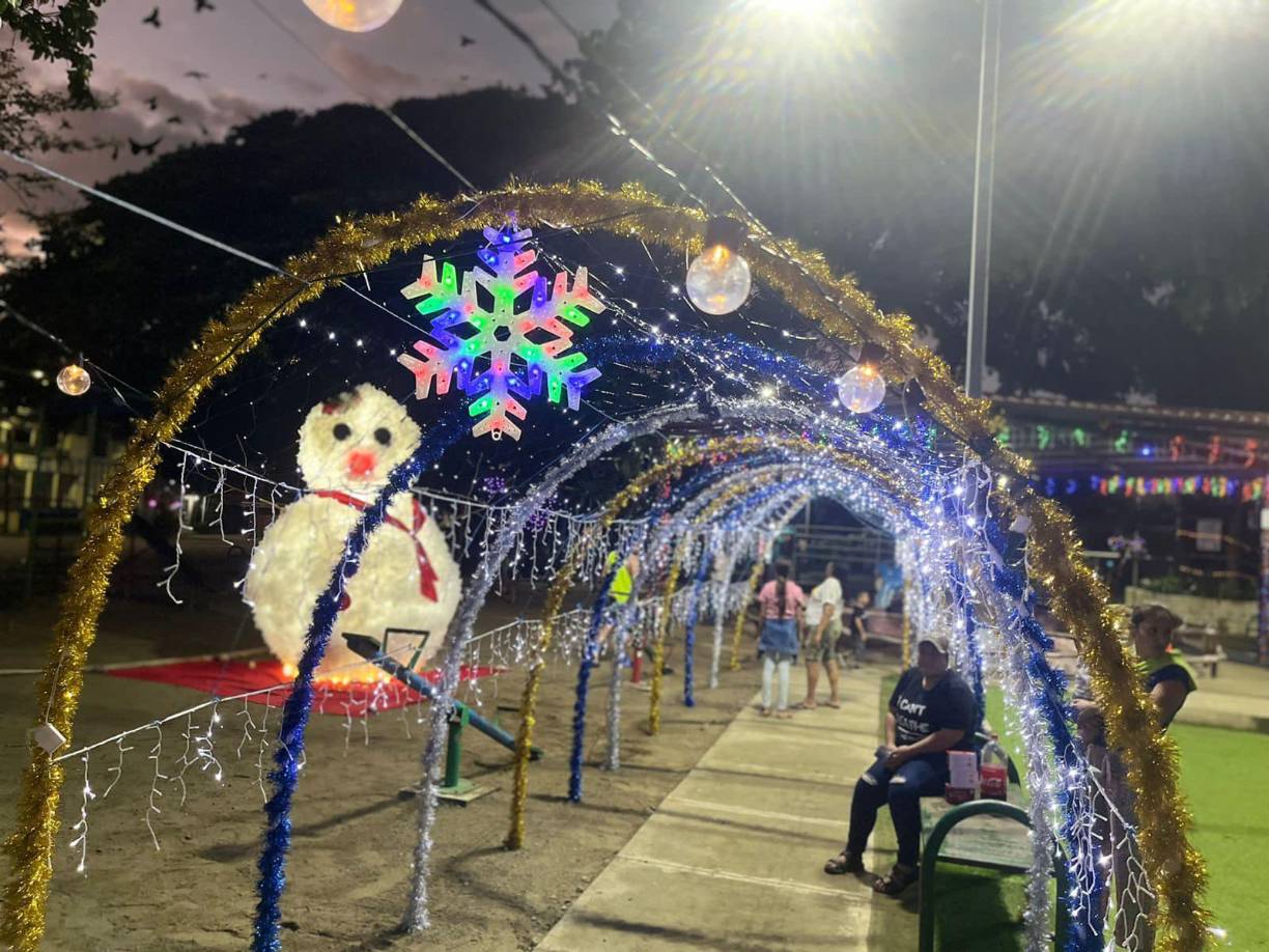 En el municipio de Omoa los pobladores disfrutan de una pequeña Villa Navideña que instalaron en el centro de la ciudad.