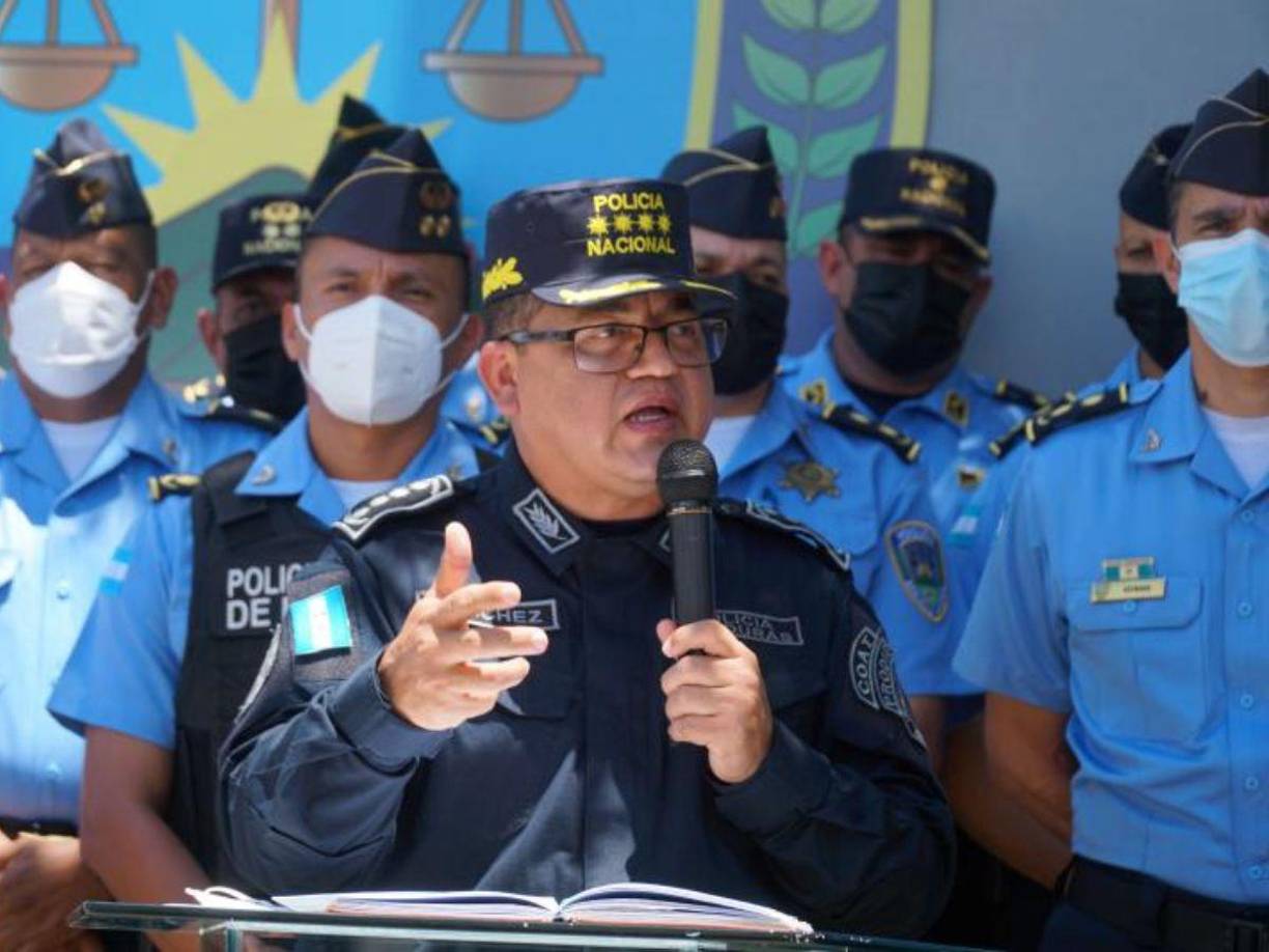 “Hemos ordenado a la @PoliciaHonduras y sus Direcciones especializadas la intervención total de la ciudad de Catacamas, buscar y capturar a los miembros de la estructura criminal que atentó contra la fuerza pública el día de ayer jueves 28/11 en el momento que se conmemoraba un sepelio”, informó Sánchez a través de su cuenta en X.