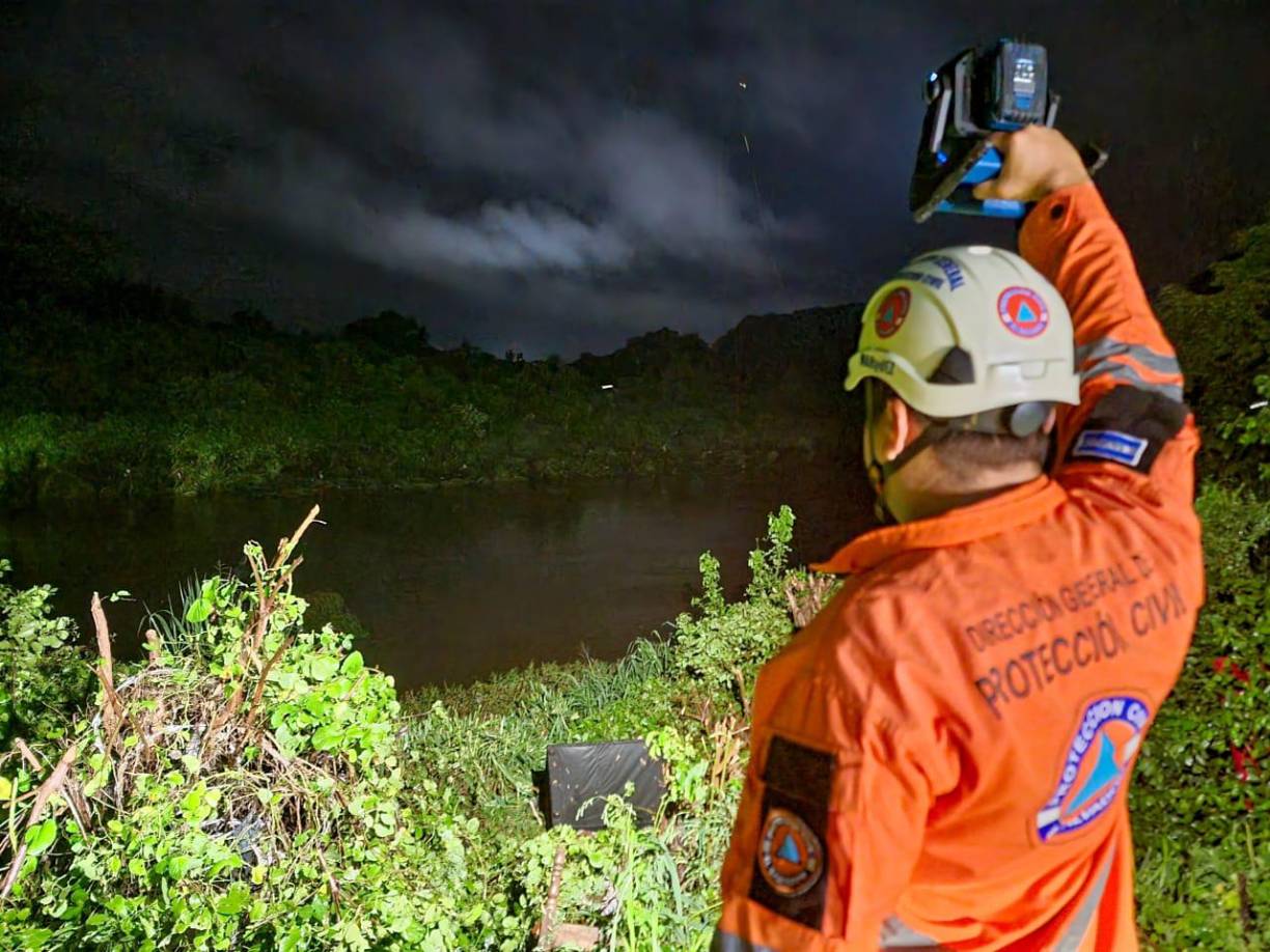 El Salvador mantiene la alerta roja por las torrenciales lluvias.