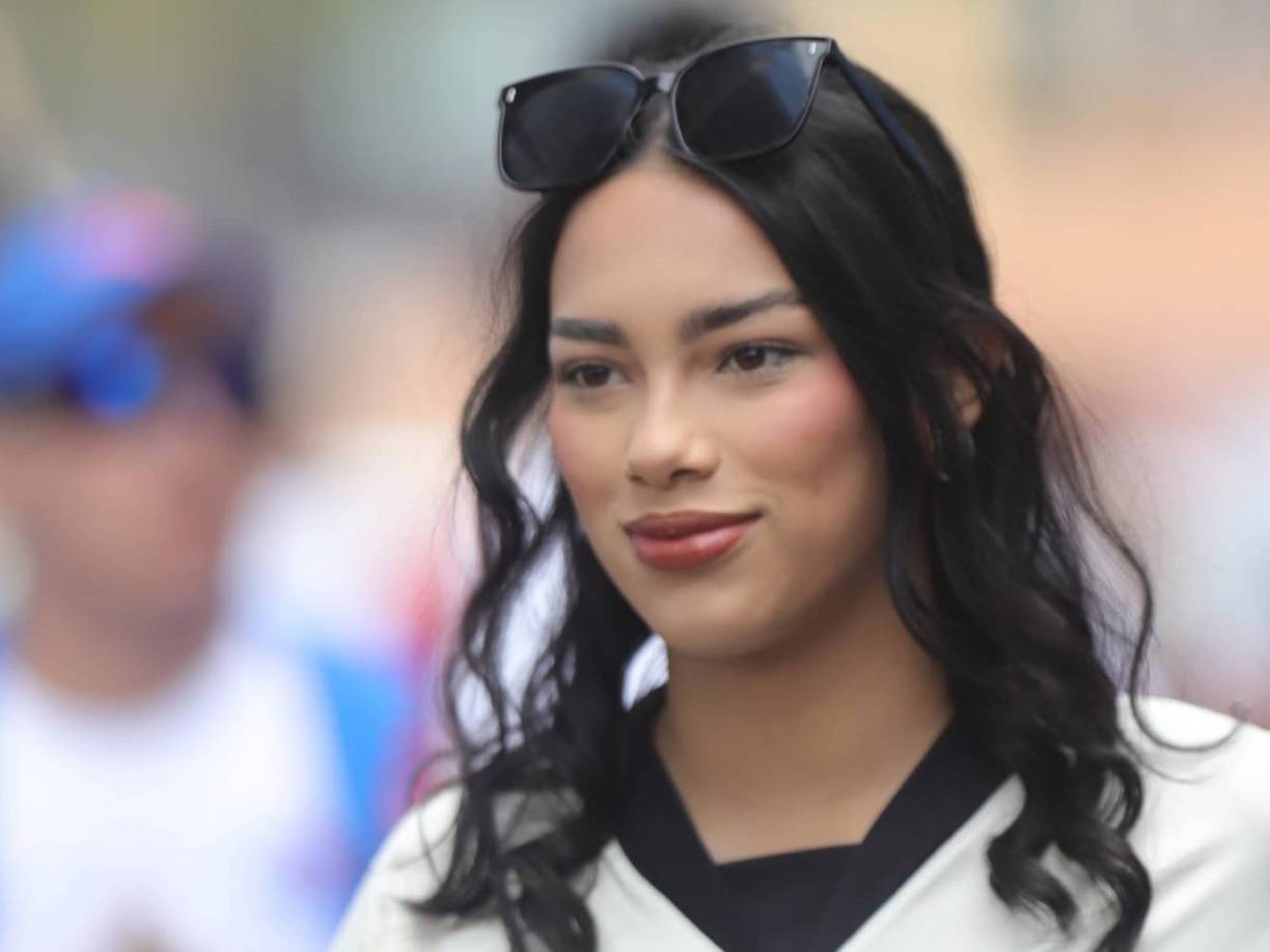 Muñeca: La bella aficionada del Olimpia que cautivó por su belleza en el estadio Nacional Chelato Uclés. 