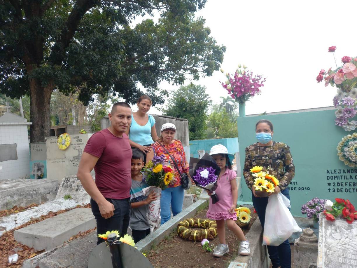 Sampedranos llevan flores y serenatas a sus madres fallecidas