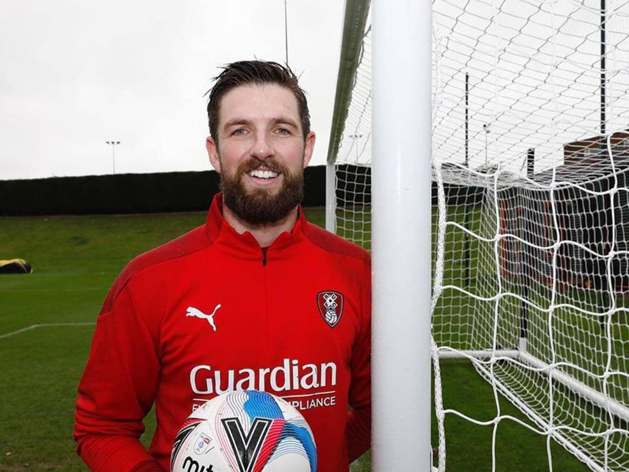 “Mi esposa perdió su larga batalla contra el cáncer. Laura es la persona más fuerte, valiente y cariñosa que he conocido. A pesar de todo lo que estaba pasando, ella continuó sonriendo, sin dejar que nada se interpusiera en su camino para pasar un buen rato y crear recuerdos para toda la vida”, relató el arquero .