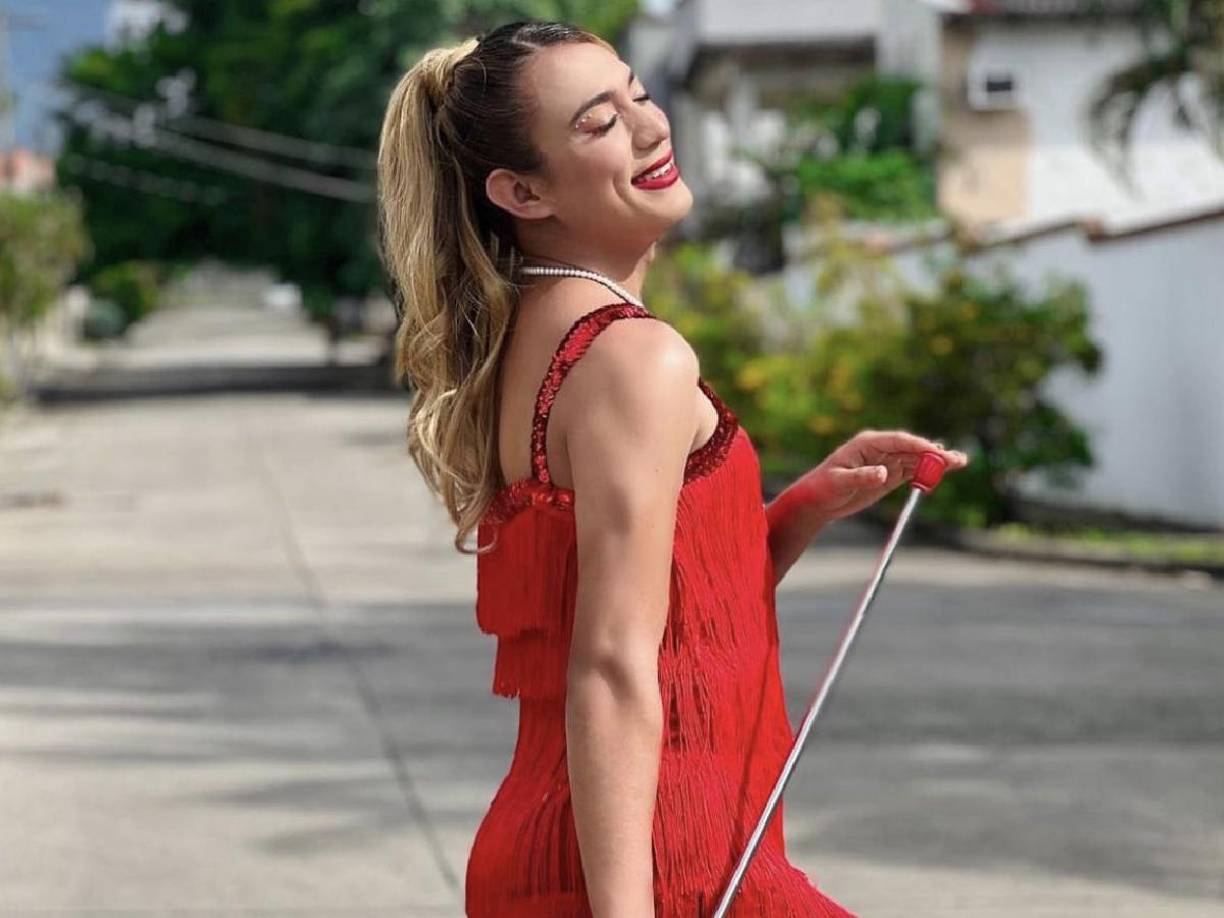 Además, ha cautivado con su vestido de palillona en el desfile de la celebración de los 201 años de independencia patria en San Pedro Sula. 