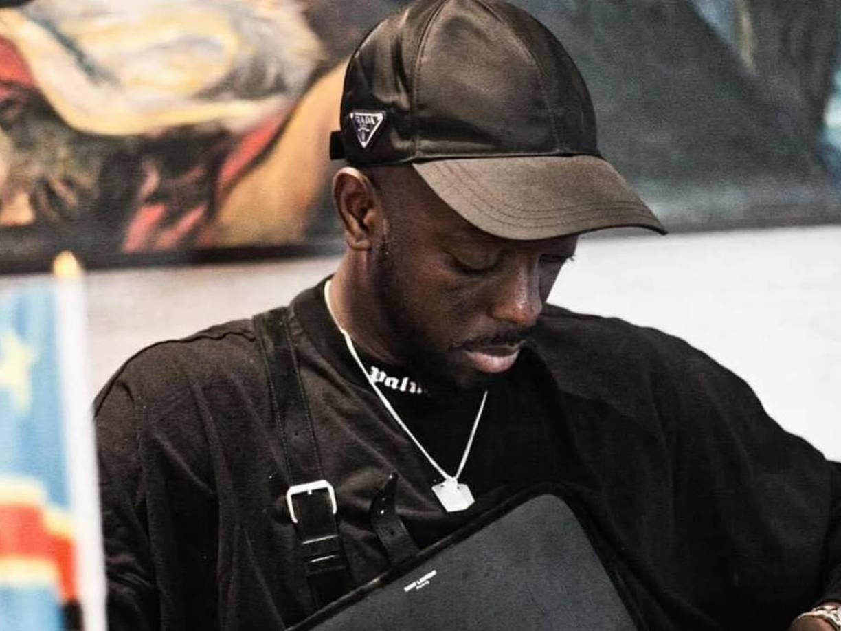 La mujer se acercó simulando ser una fans que quería un autógrafo y lo atacó.