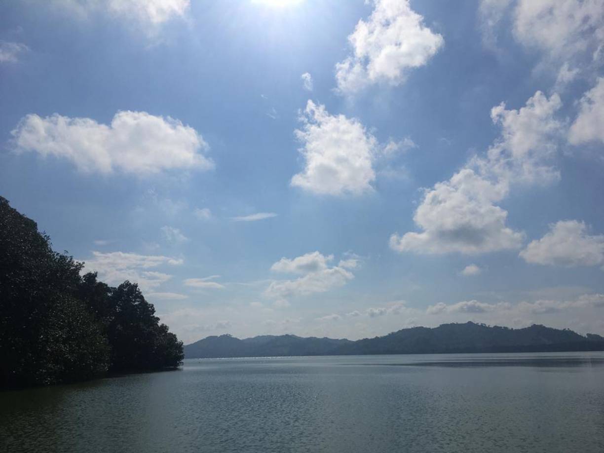 Apreciar el cielo azul, las calmadas aguas, las montañas al fondo y escuchar las aves es una experiencia muy recomendada para liberar el estrés y salir de la rutina.
